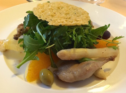 Cuisses de cailles confites, roquette, asperges et tuile de parmesan