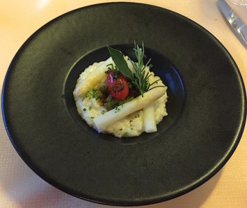 Risotto à l'huile de truffe, asperges du Valais, fèves et lard colonnata