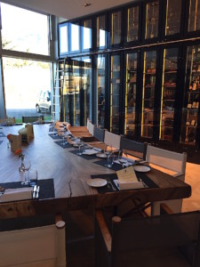 Petite salle pour grande table