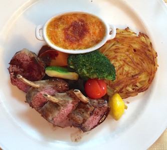 Carré d'agneau rôti en croûte diablée, jus corsé