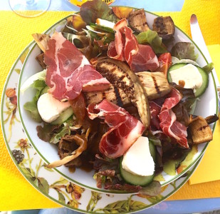 Salade coppa, aubergines, tomme fraîche