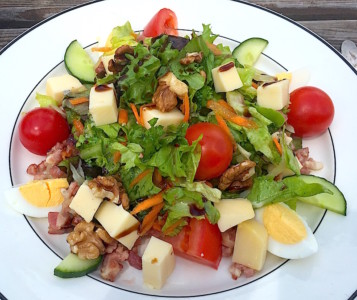 Salade lardons, croûtons, fromage