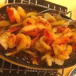 Crevettes sauce Yu-Siang sur ardoise