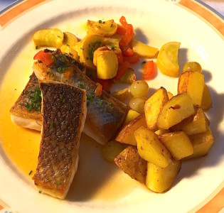 Loup de mer à la plancha en assiette du jour