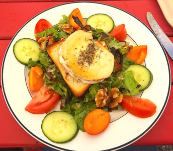 Salade de chèvre chaud