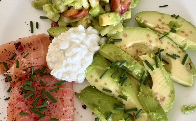 Avocat en deux façons et saumon fumé
