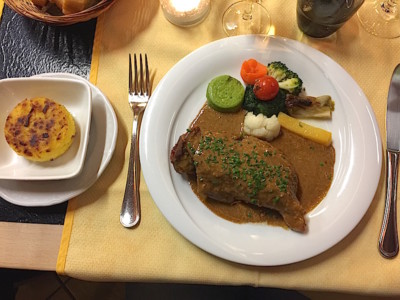 Cuisse de canard confite, sauce aux cacahuètes