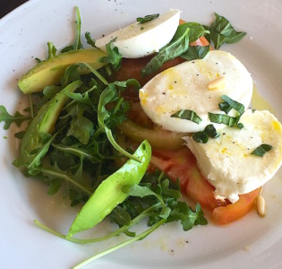 Salade tomate, mozzarella, avocat