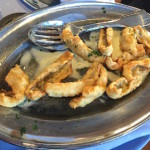 Filets de perche servis sur plat