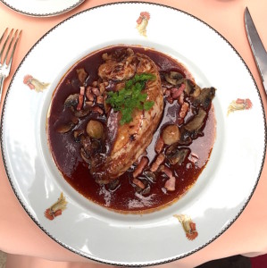 Poulette de Bresse, façon coq au vin