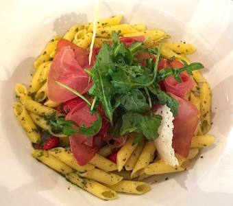 Pâtes au pesto et jambon cru