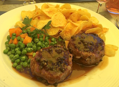 Steak haché maison avec chips maison au menu du jour